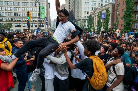 Thousands overwhelm New York’s Union Square for streamer giveaway, tossing chairs and pounding cars